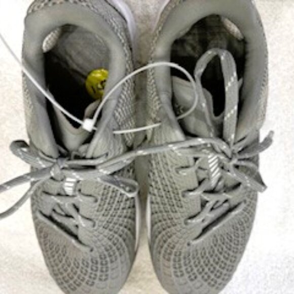 Under Armour Glyde 2.0 Softball Cleat in gray/metallic silver NWOT Size 9 - Picture 7 of 9